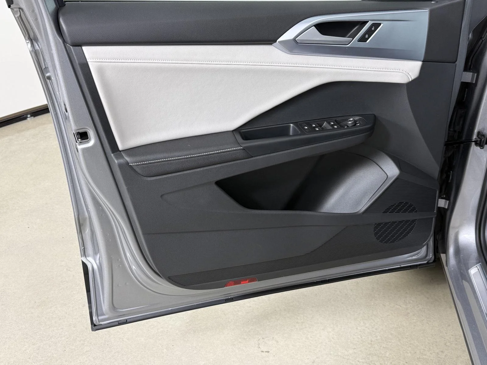 New 2026 Pyrite Silver Metallic Volkswagen SE image 10