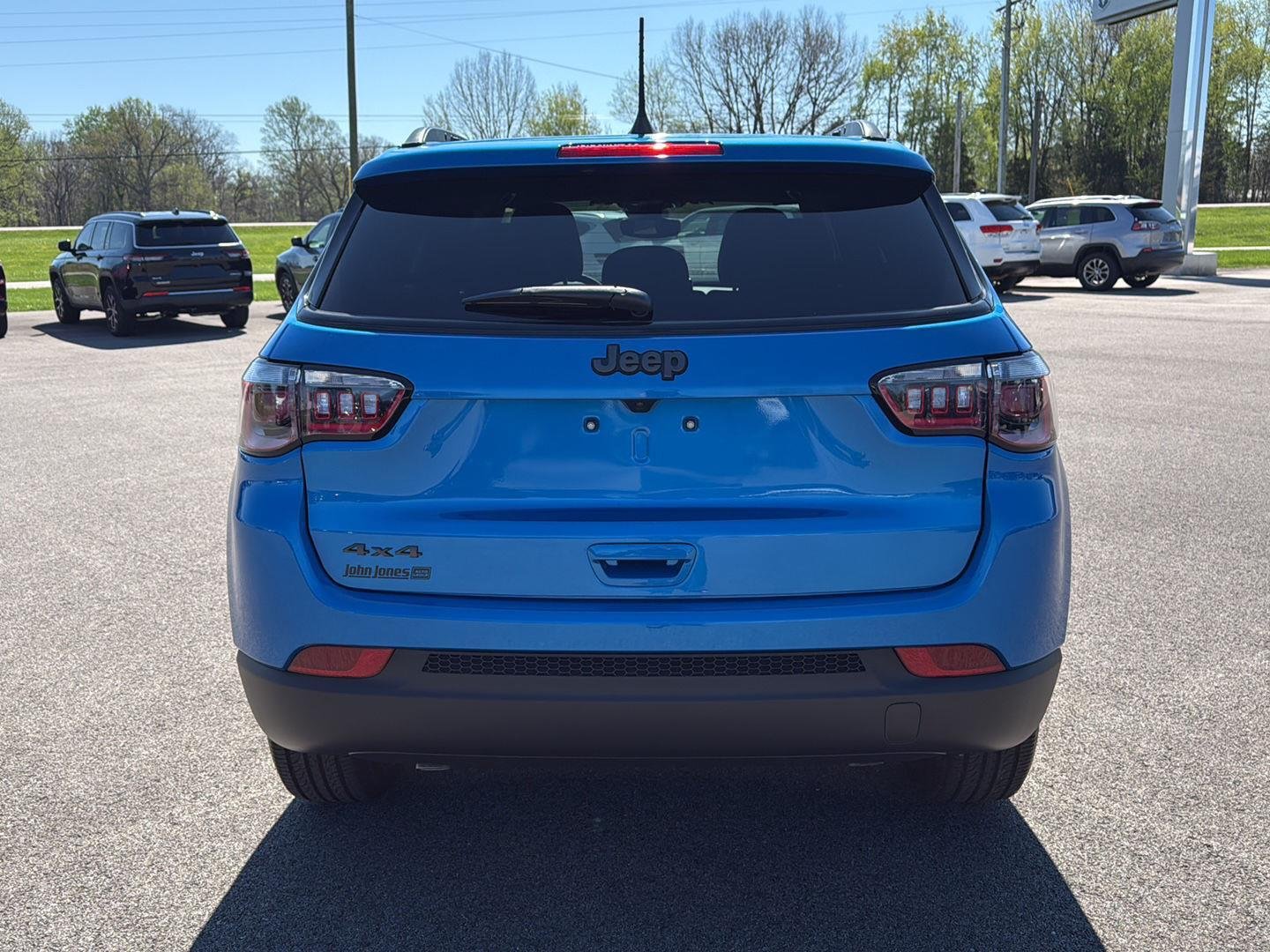New 2026 Hydro Blue Pearl-Coat Exterior Paint Jeep Latitude Altitude image 13