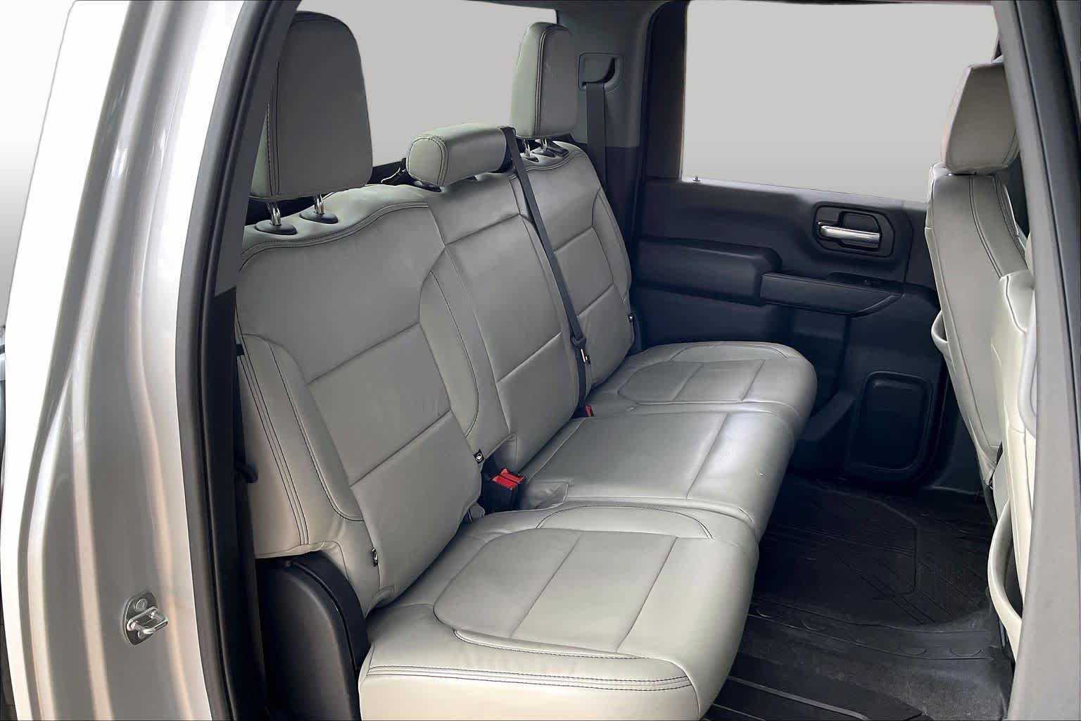 Used 2022 Silver Ice Metallic Chevrolet Custom image 18