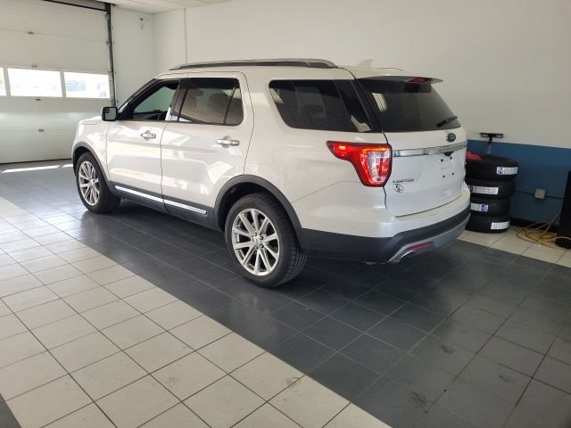Used 2016 White Platinum Clearcoat Metallic Ford Limited image 5