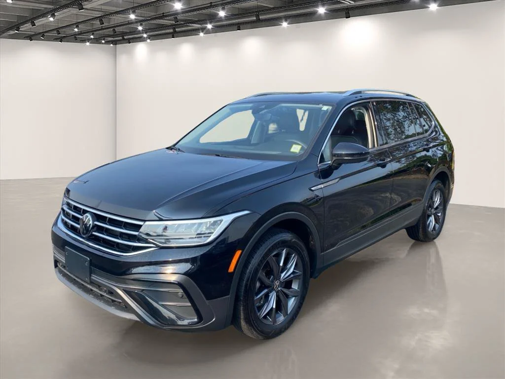 Used 2022 Deep Black Pearl Volkswagen 2.0T SE image 3