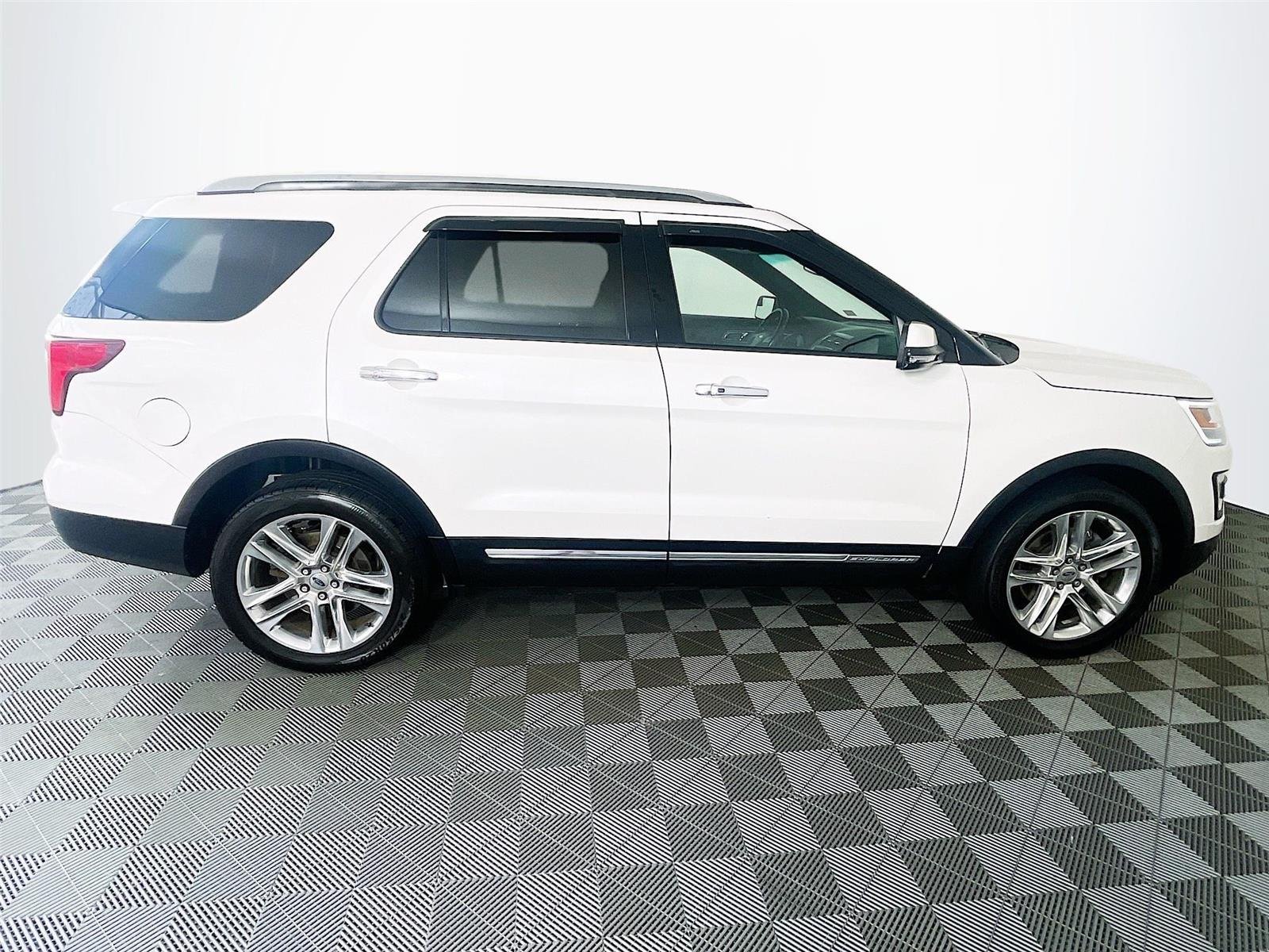 Used 2017 White Platinum Metallic Tri-Coat Ford Limited image 10