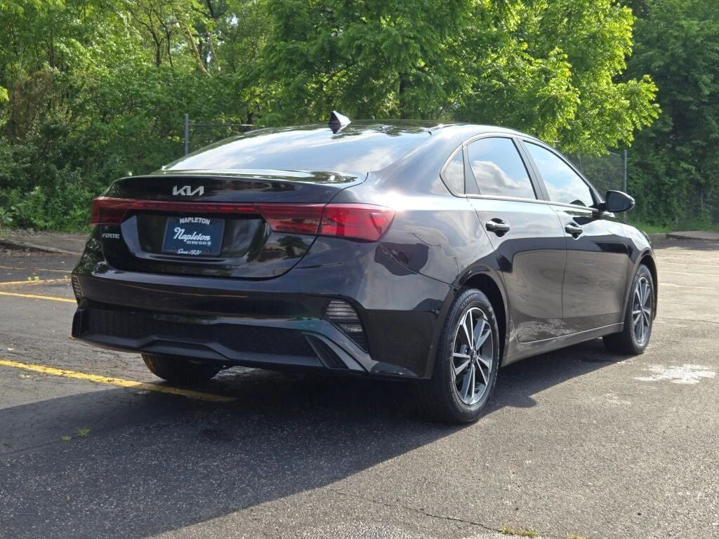 Used 2023 Black Kia LXS image 11