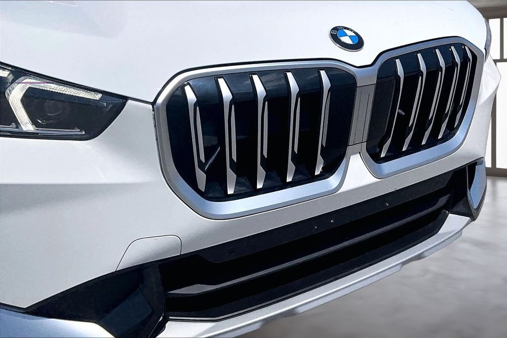 Used 2025 White BMW xDrive28i image 28