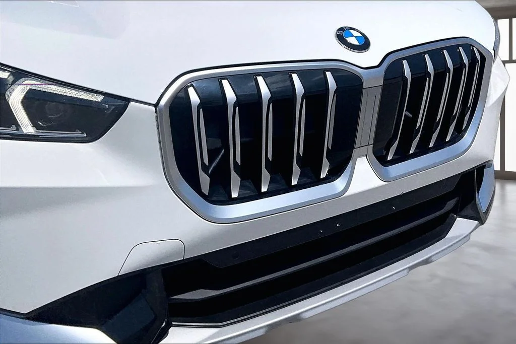Used 2025 White BMW xDrive28i image 28