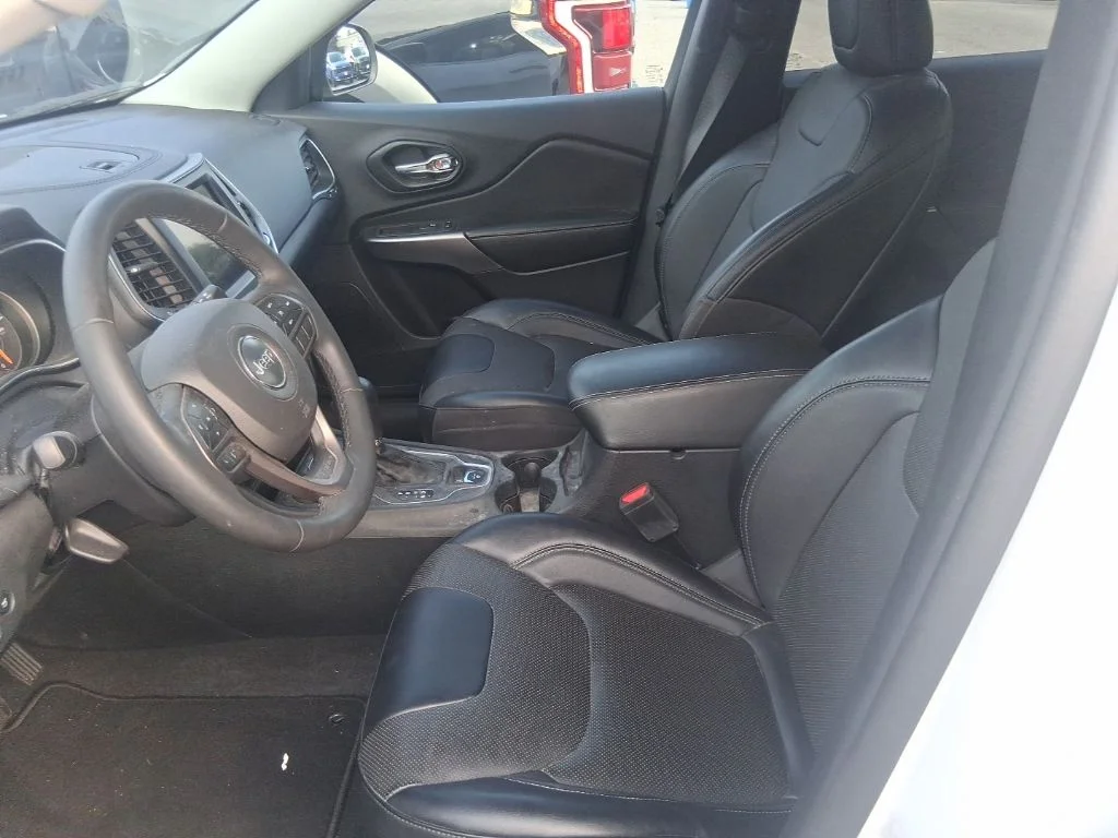 Used 2022 White Jeep Latitude Lux image 12