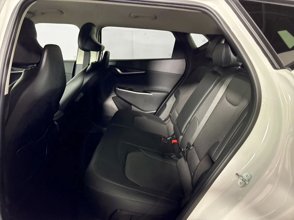 Used 2024 Snow White Pearl Kia Light image 20
