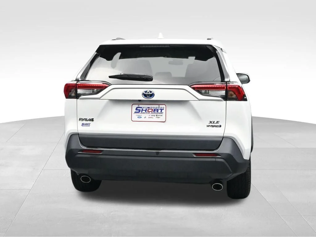 Used 2022 White Toyota XLE image 4