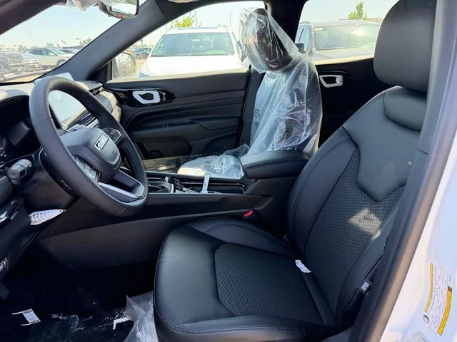 New 2026 Bright White Clearcoat Jeep Latitude image 12