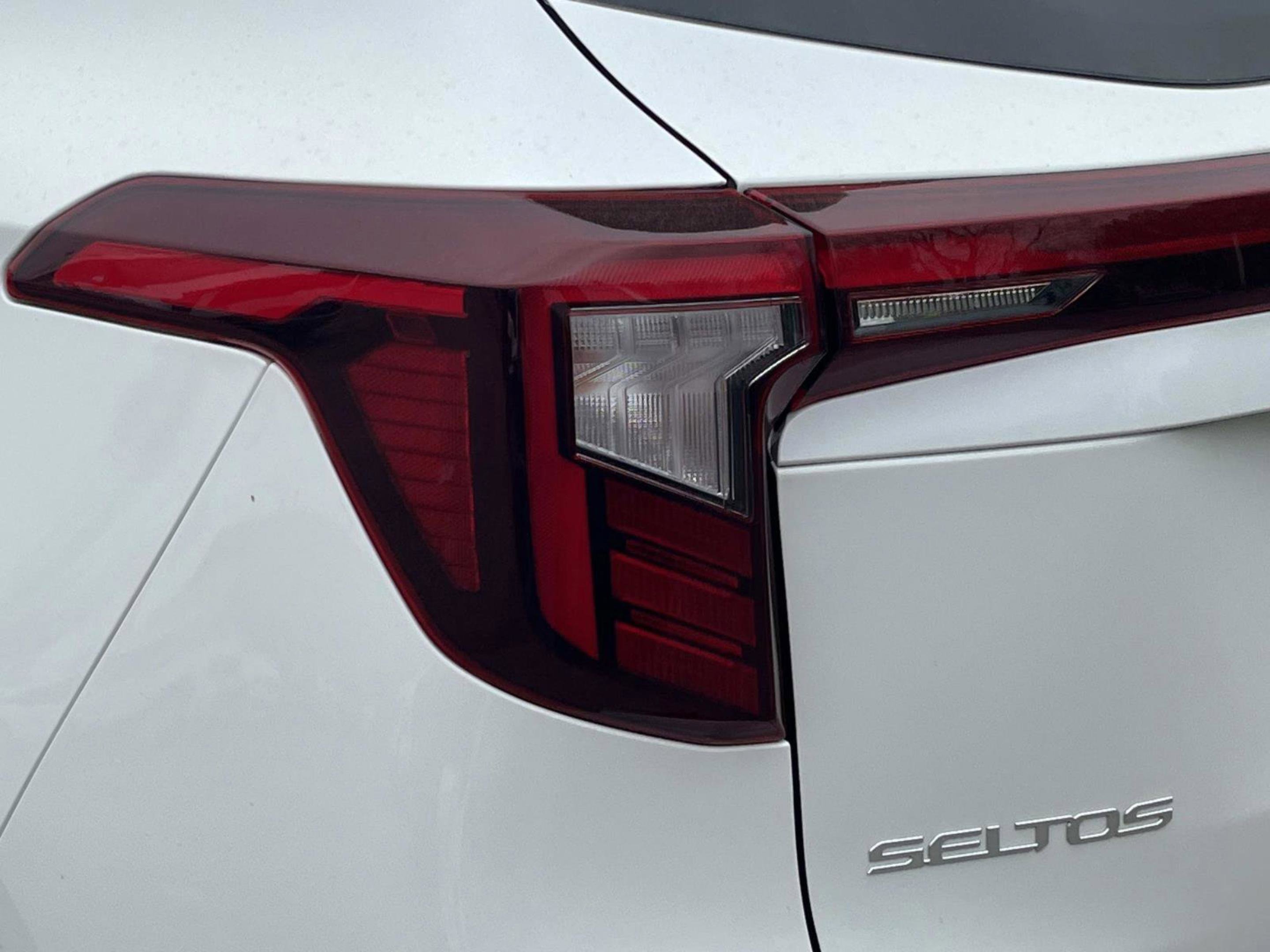 New 2026 Snow White Pearl Kia EX image 10