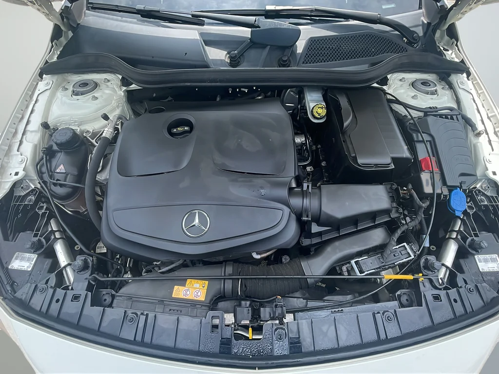 Used 2018 White Mercedes-Benz GLA 250 image 22