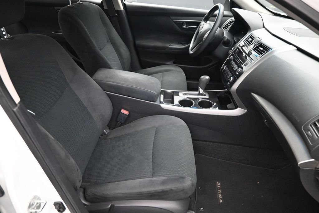 Used 2014 White Nissan 2.5 S image 22