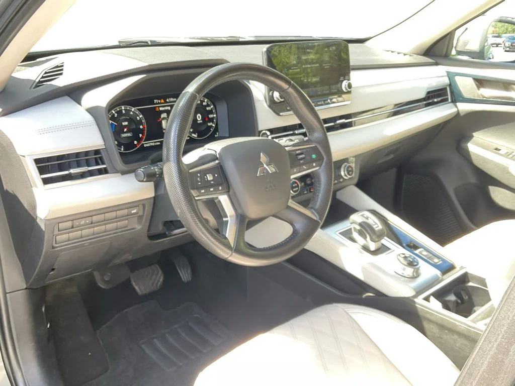 Used 2022 Silver Mitsubishi SEL image 17