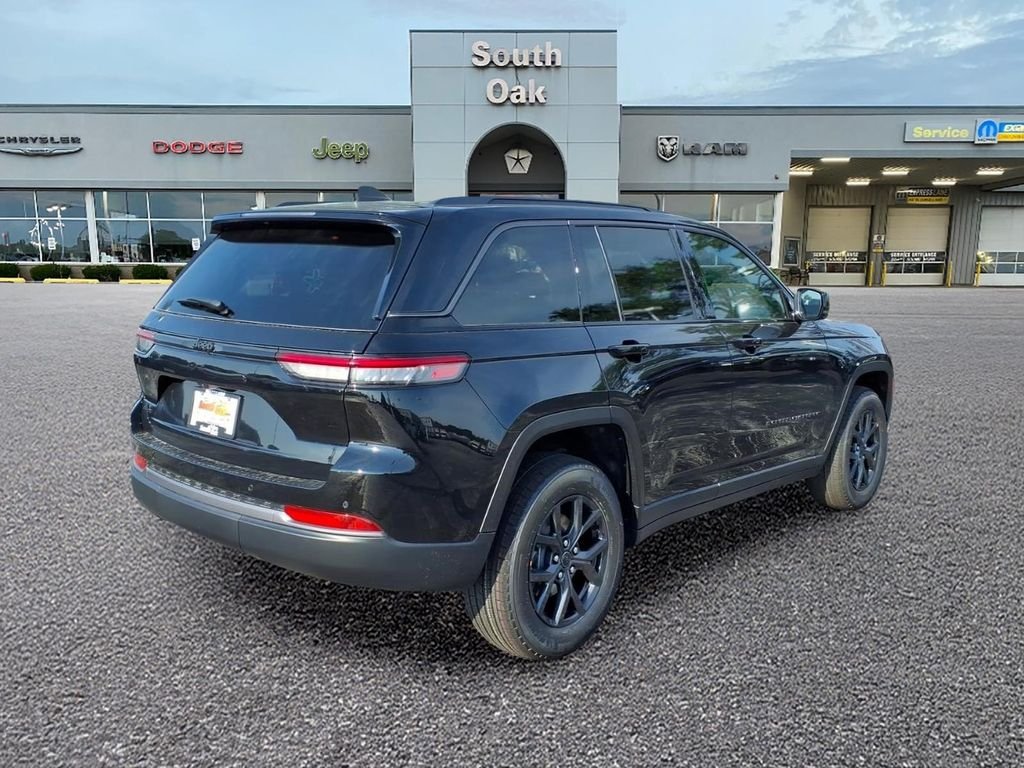 New 2027 High-Gloss Black Paint Jeep Laredo Altitude image 3
