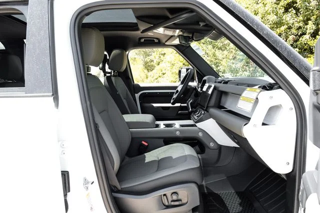 New 2026 White Land Rover X-Dynamic SE image 44