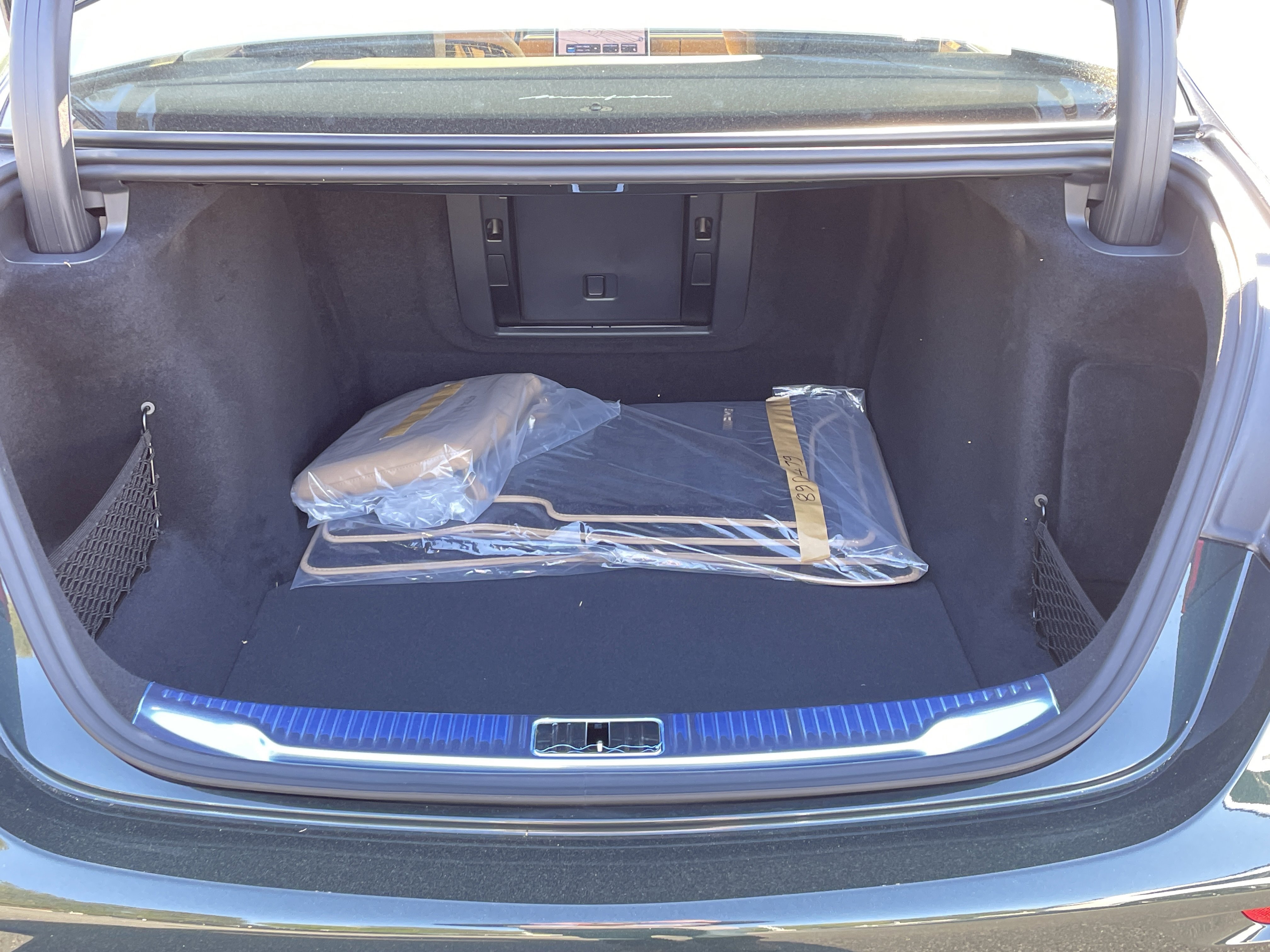 New 2026 MANUFAKTUR Exclusive Allanite Green Metallic Mercedes-Benz S 580 4MATIC® Sedan image 9