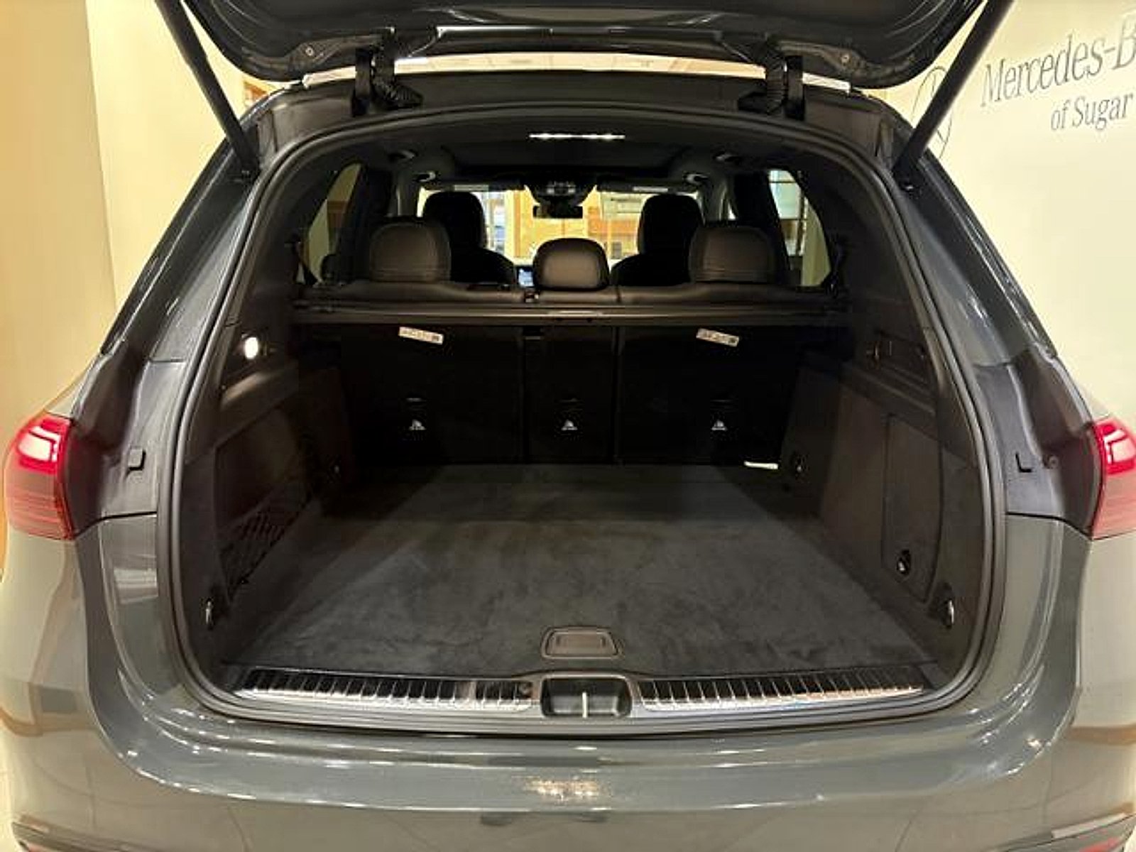 New 2026 MANUFAKTUR Silicon Grey Mercedes-Benz 4MATIC® image 24