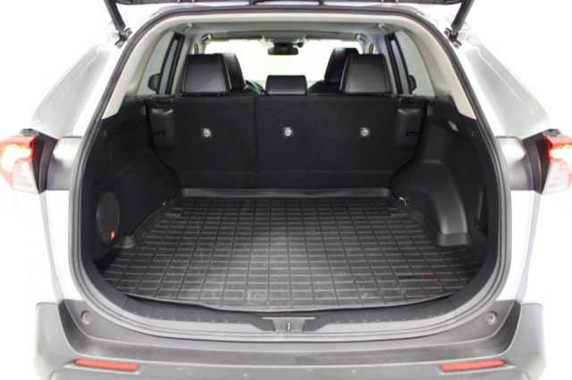 Certified Used 2019 Silver Toyota Xle premium image 22
