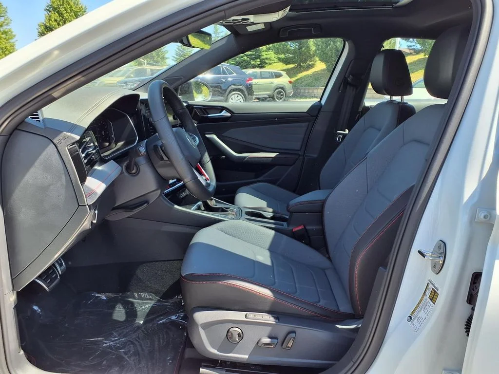 New 2026 Pure White w/Deep Black Roof Volkswagen 2.0T Autobahn image 9