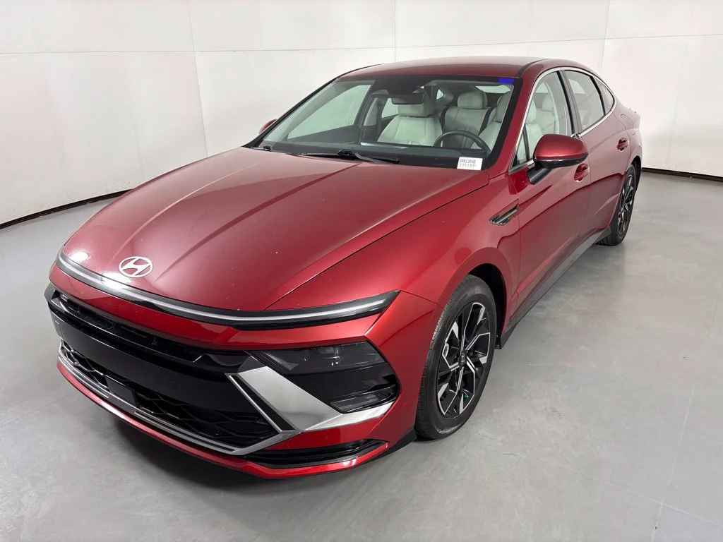 Used 2025 Red Hyundai SEL image 4