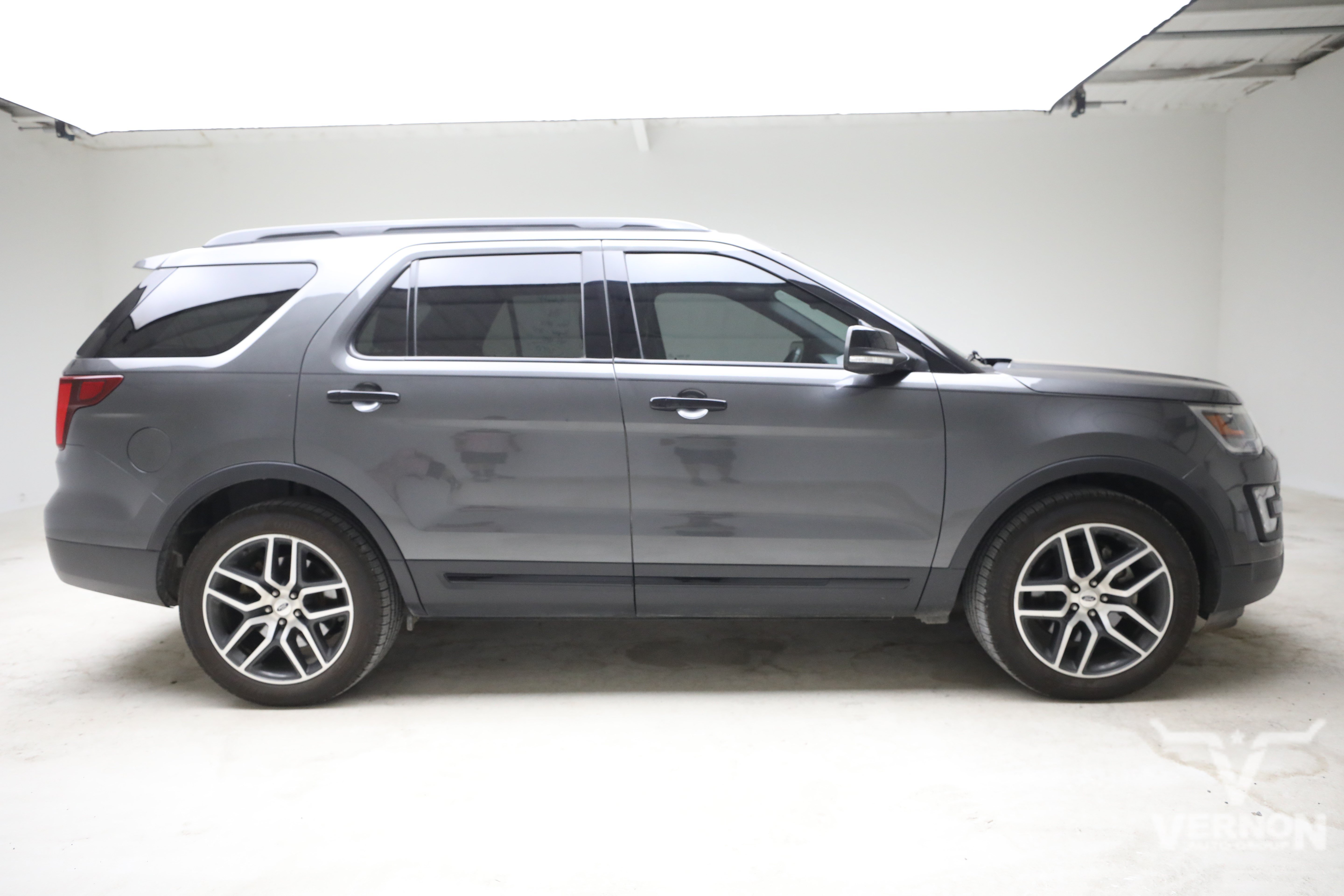 Used 2017 Gray Ford Y image 5