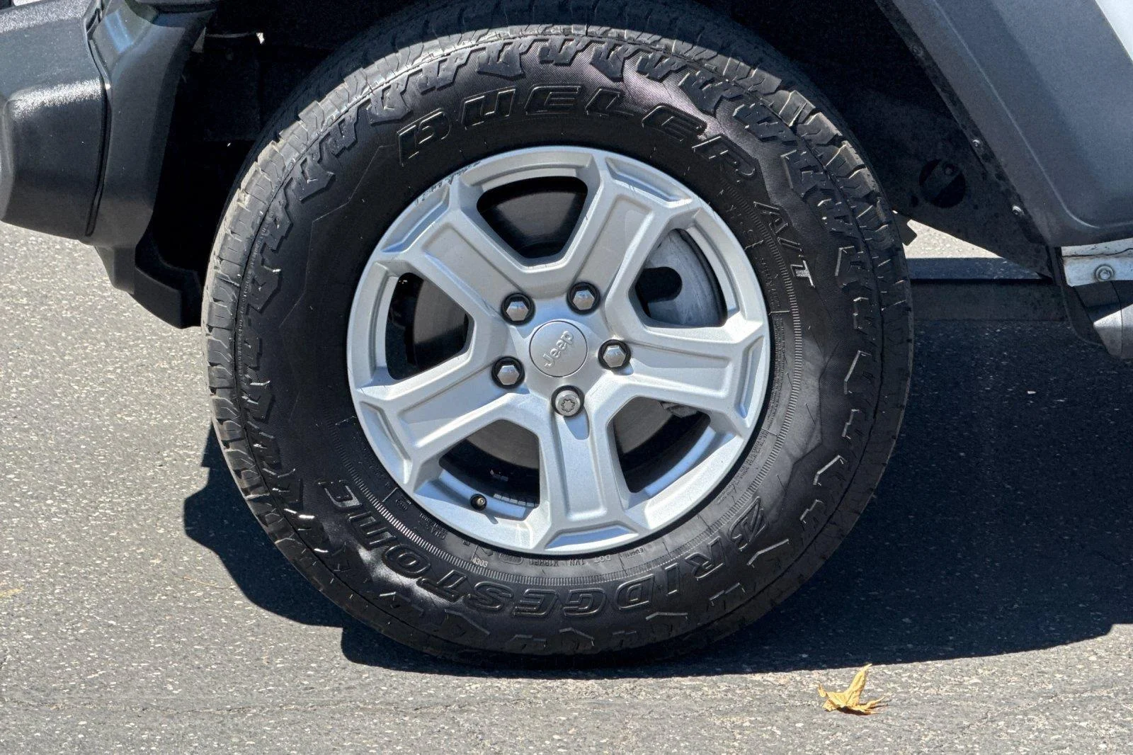 Used 2018 Bright White Clearcoat Jeep Sport S image 24