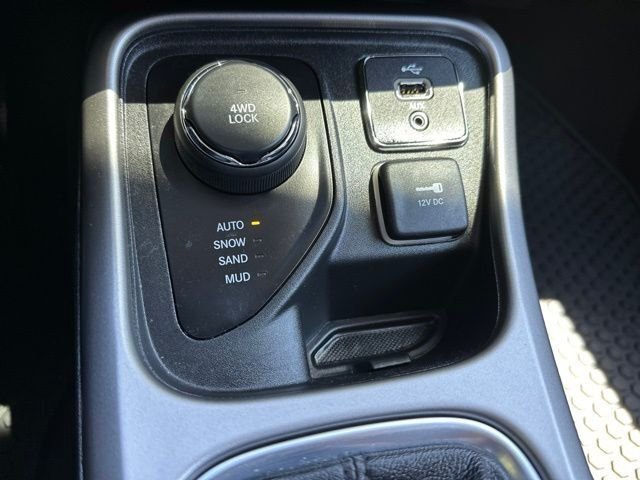 Used 2018 Billet Silver Metallic Clearcoat Jeep Latitude image 33
