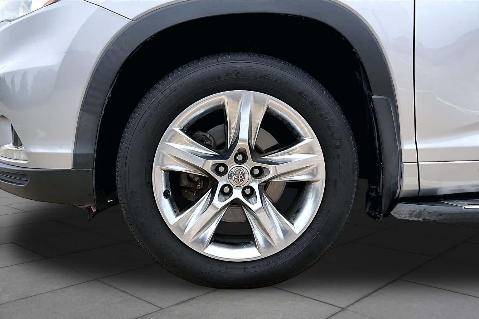 Used 2015 Silver Sky Metallic Toyota Limited image 10