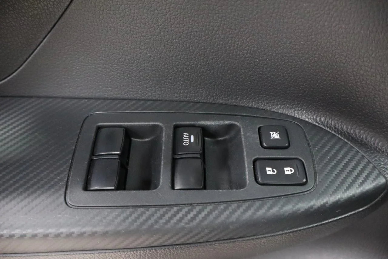 Used 2024 Alloy Silver Metallic Mitsubishi SE image 12