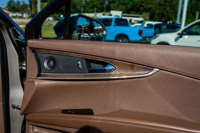 Used 2016 Luxe Metallic Lincoln Reserve image 22
