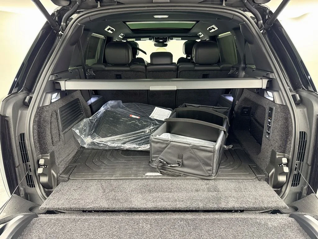 New 2027 Santorini Black Land Rover SE image 28
