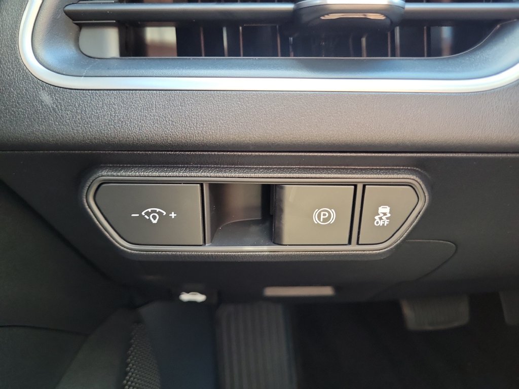 New 2026 Snow White Pearl Kia LXS image 23