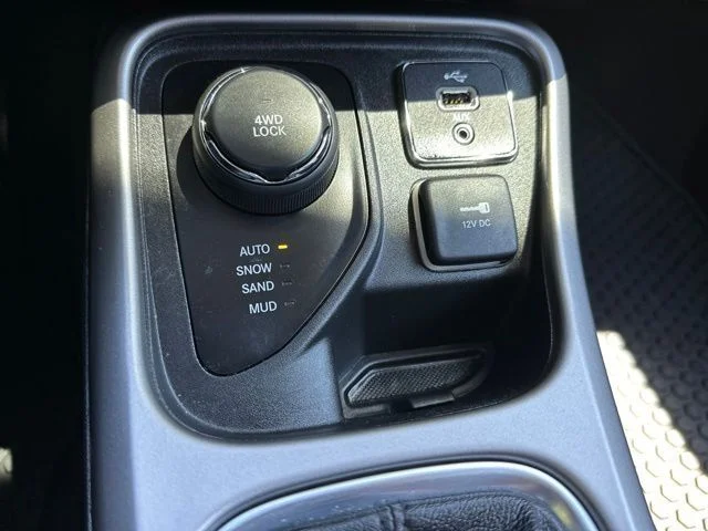 Used 2018 Billet Silver Metallic Clearcoat Jeep Latitude image 33