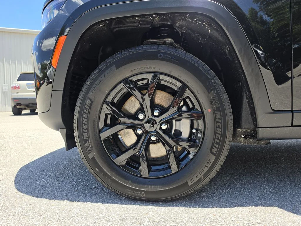 New 2026 Diamond Black Crystal Pearl-Coat Exterior Paint Jeep Altitude image 33