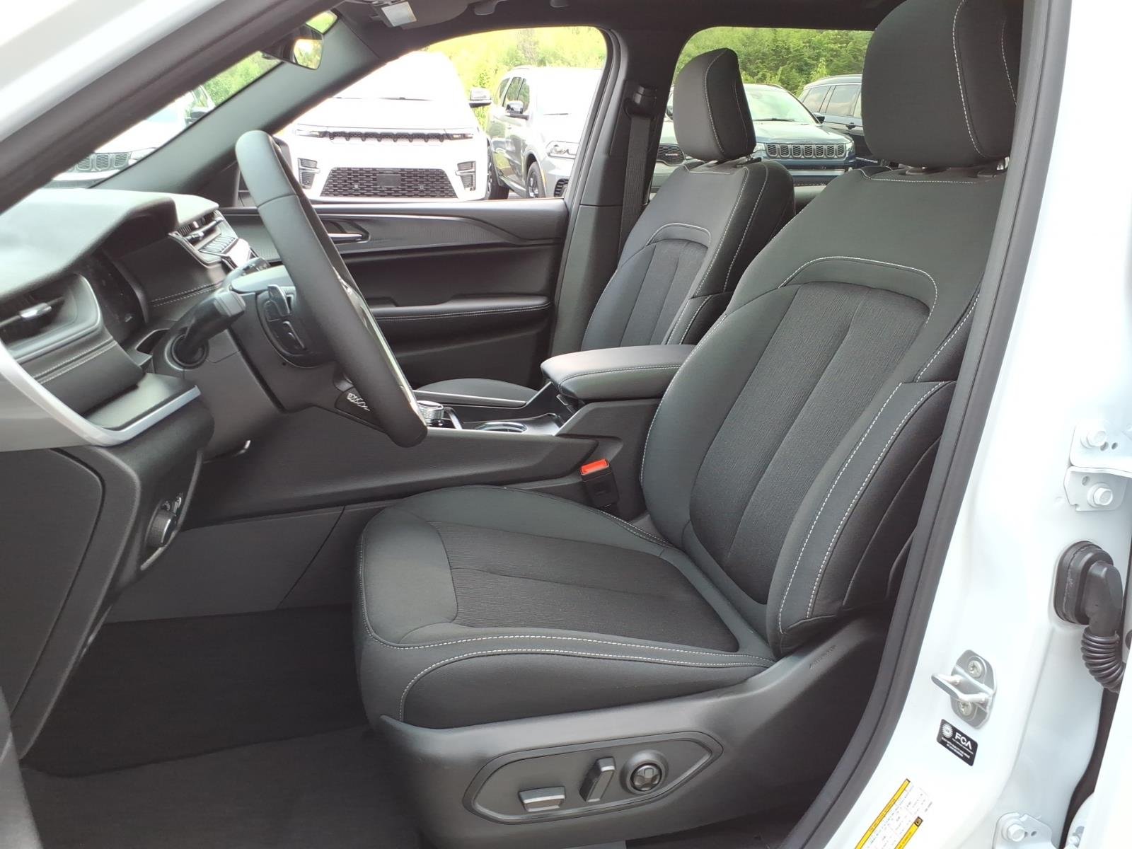 New 2026 Bright White Clear-Coat Exterior Paint Jeep Laredo X image 4