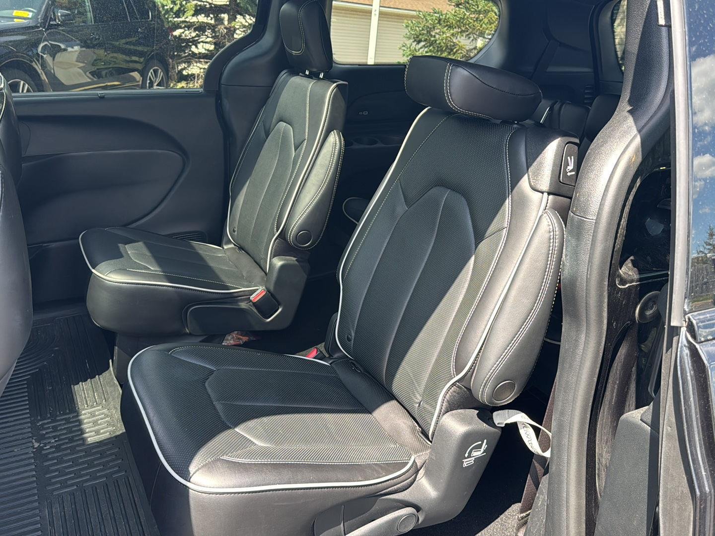 Used 2023 Brilliant Black Crystal Pearlcoat Chrysler Limited image 3