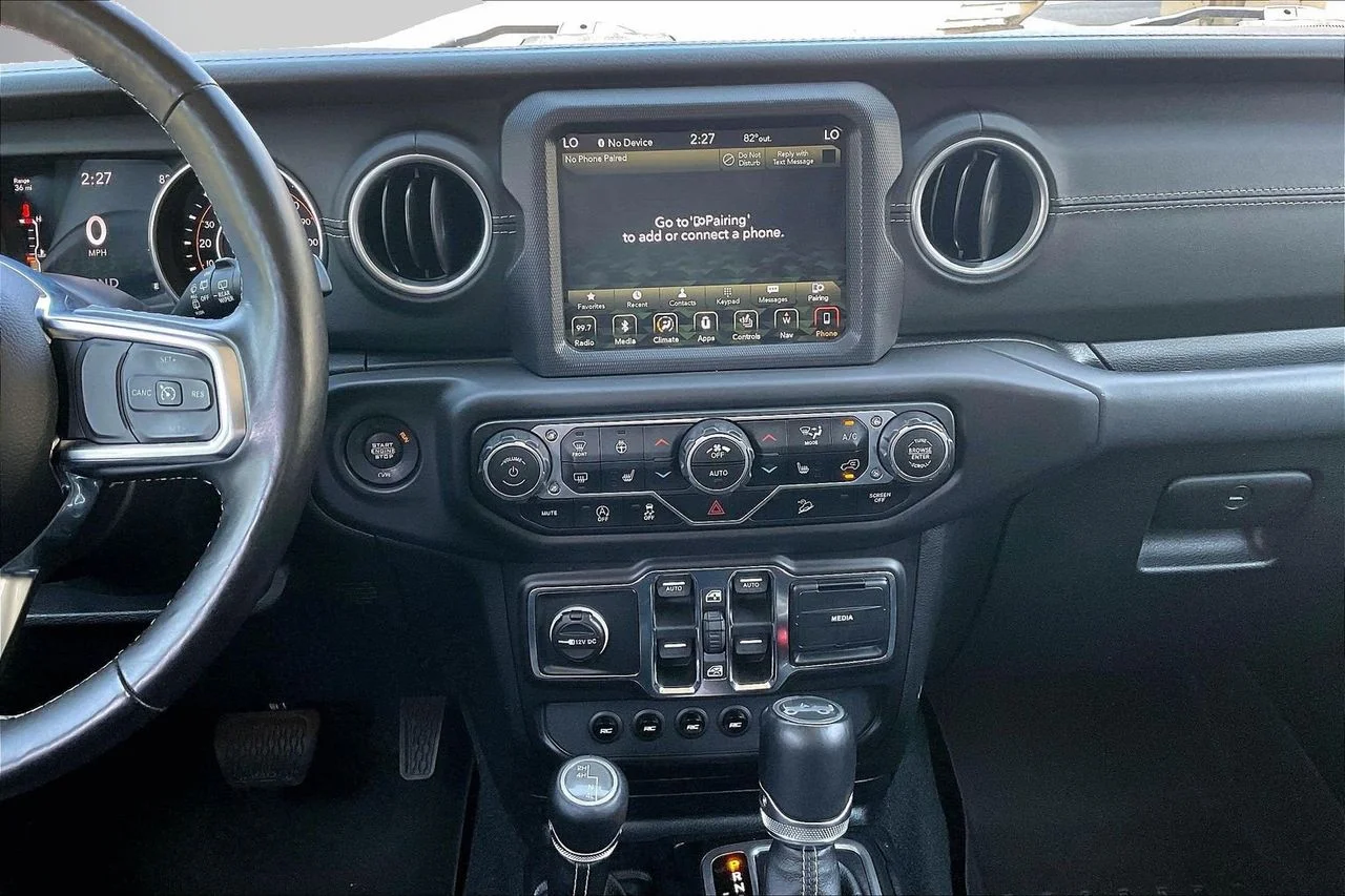 Certified Used 2018 Silver Jeep Sahara image 13