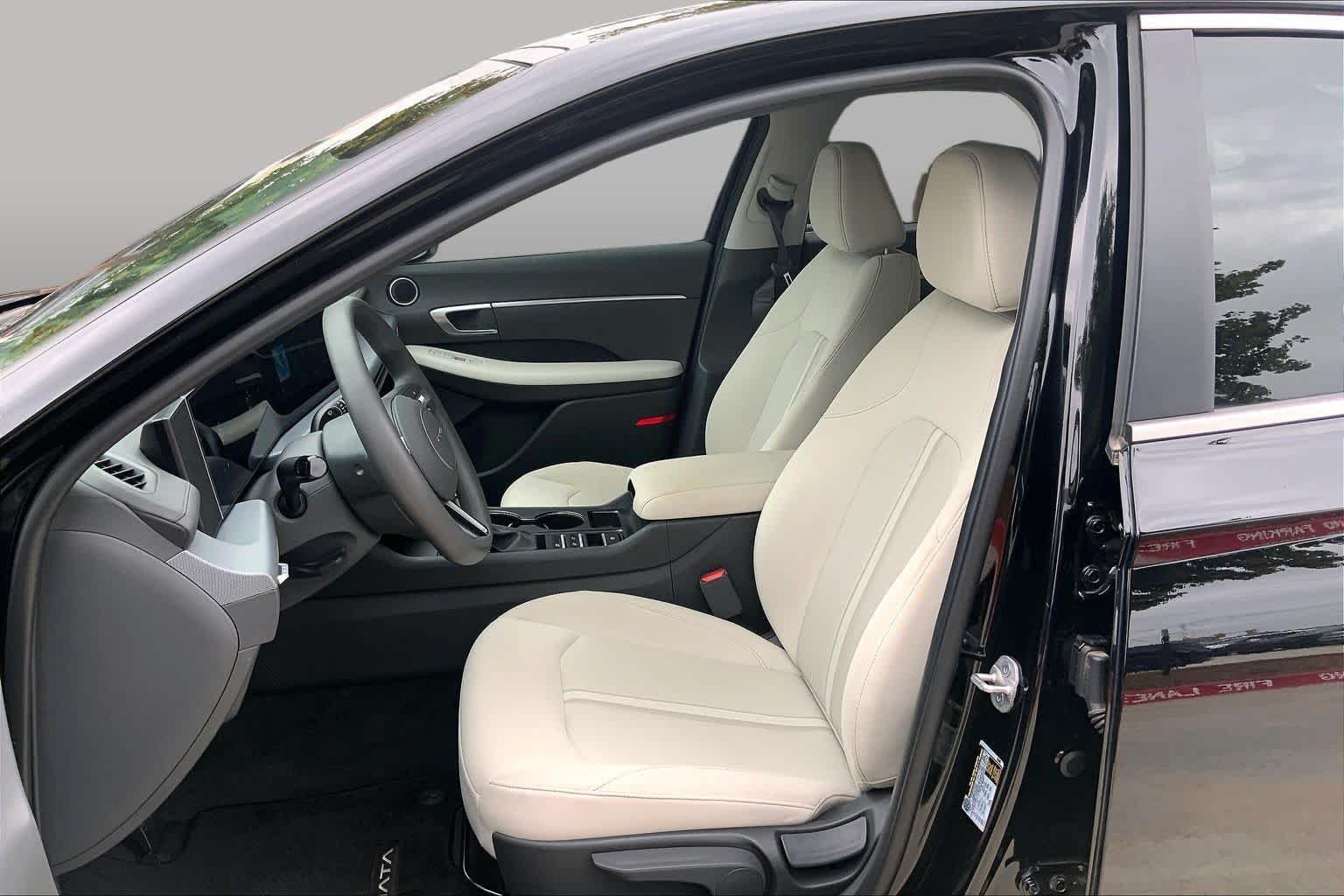 Used 2025 Abyss Black Hyundai SE image 8