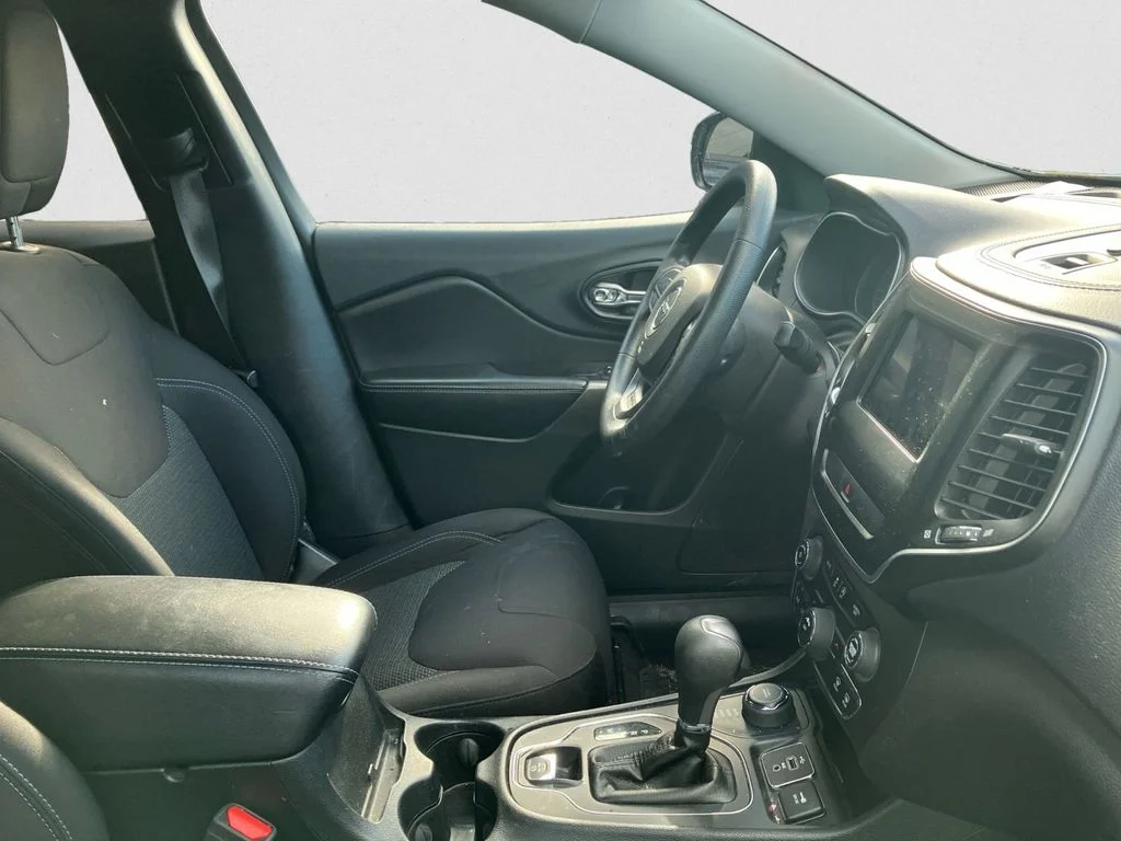 Used 2019 White Jeep Latitude image 10