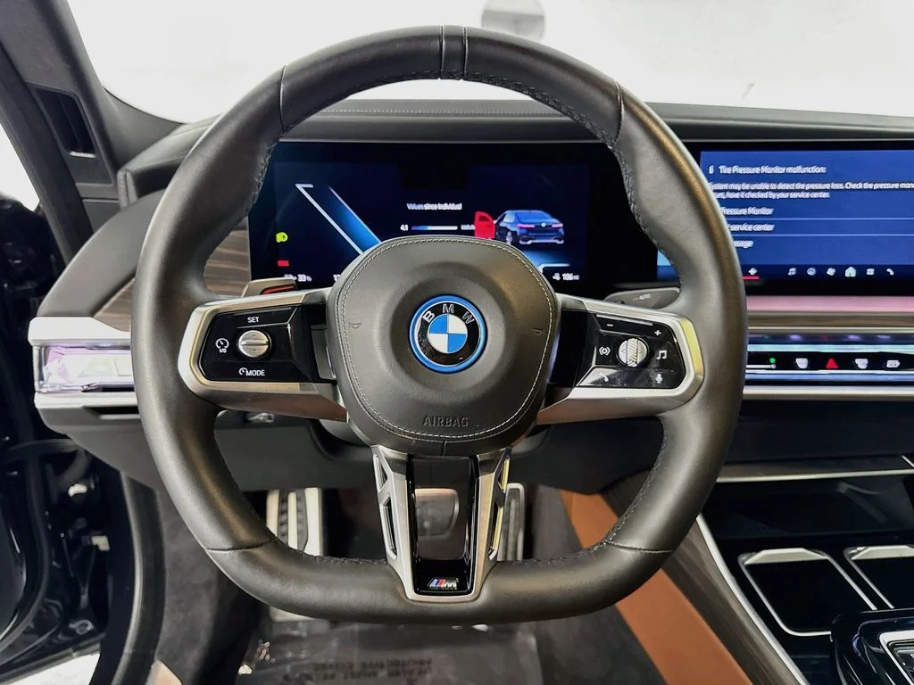Used 2023 Black BMW xDrive60 image 11