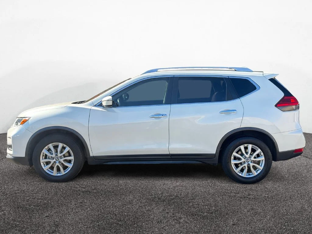 Used 2017 Nissan Rogue SV with VIN JN8AT2MT8HW380701 for sale in McMinnville, OR