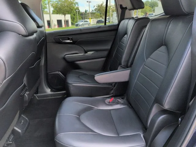 Used 2022  Toyota XLE image 14
