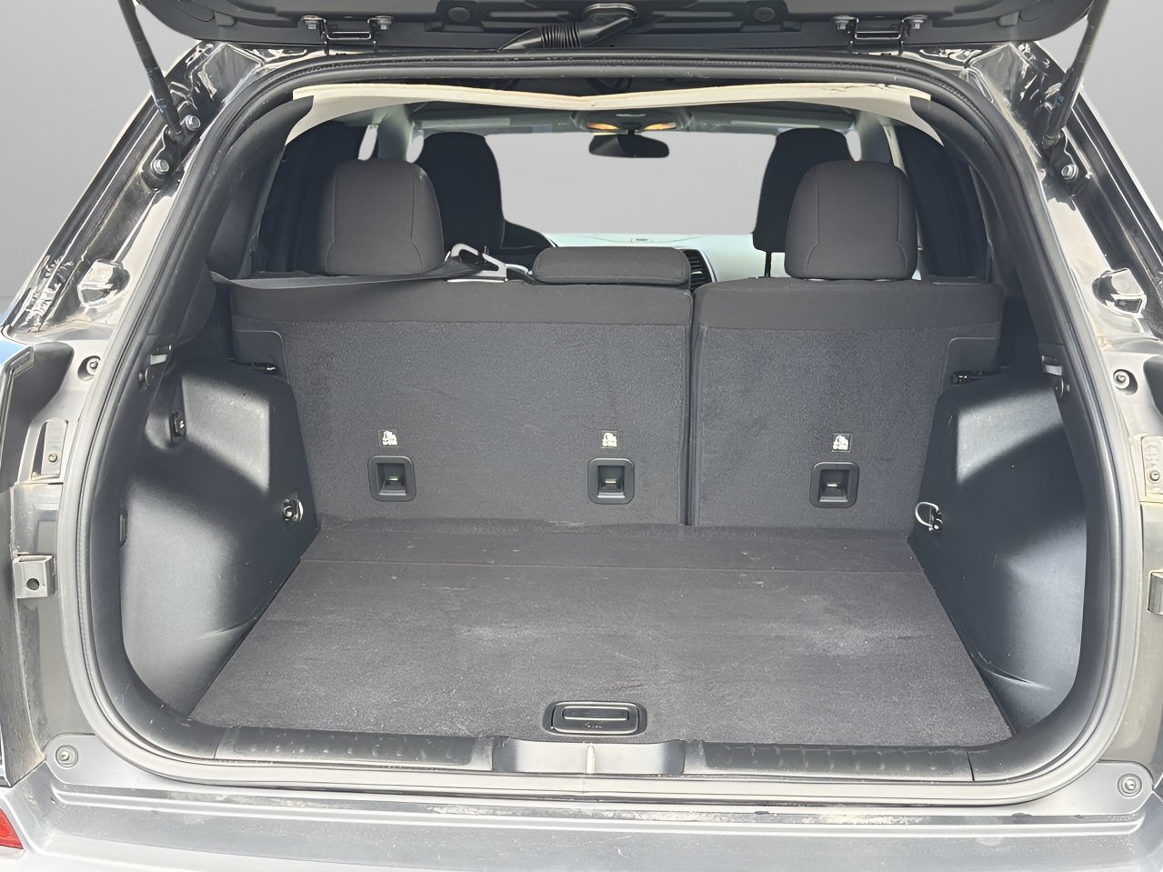 Used 2020 Diamond Black Crystal Pearlcoat Jeep Latitude image 8