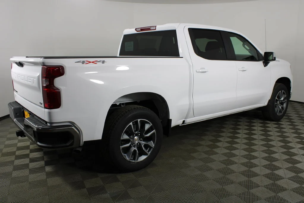 New 2026 Summit White Chevrolet LT (2FL) image 5