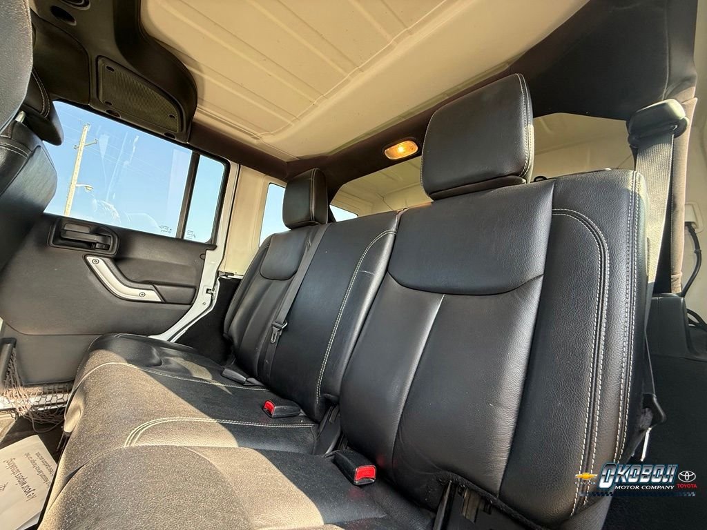 Used 2015 White Jeep Unlimited Sahara image 18