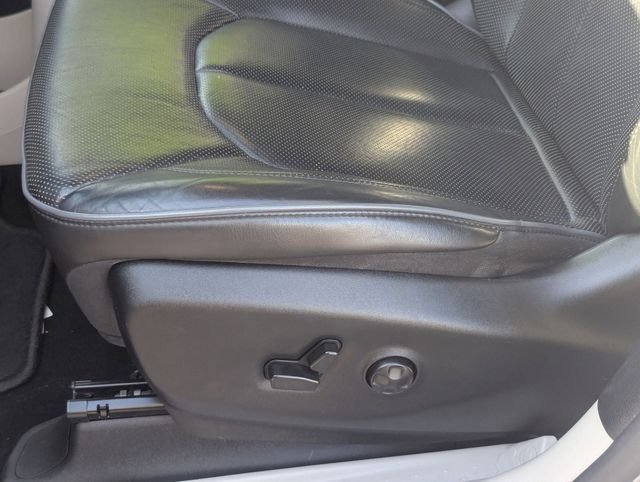 Used 2019 Billet Silver Metallic Clearcoat Chrysler Limited image 12