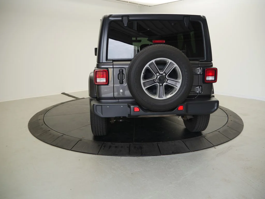 Used 2018 Crystal Metallic Jeep Unlimited Sahara image 4