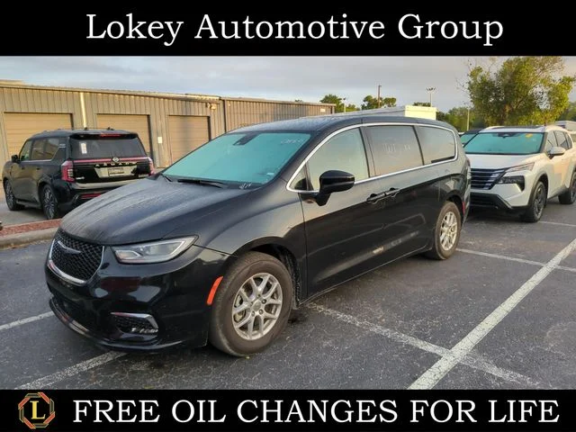 2023 Chrysler Pacifica Touring L's photo
