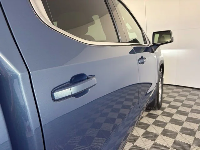 Used 2024  GMC SLE image 7