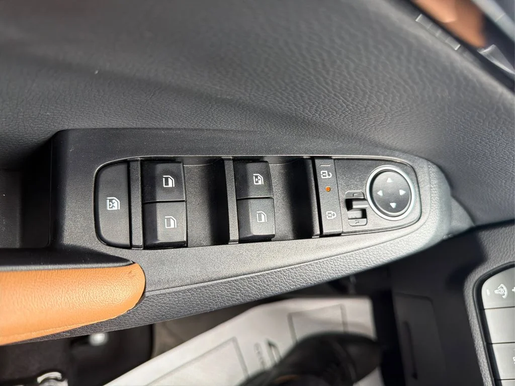 Used 2024 Snow White Pearl Kia EX image 32